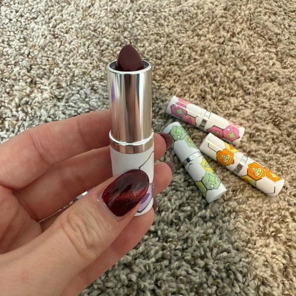 Clinique Pop Treats Lipstick Set in Purple Box - Picture 3 of 6